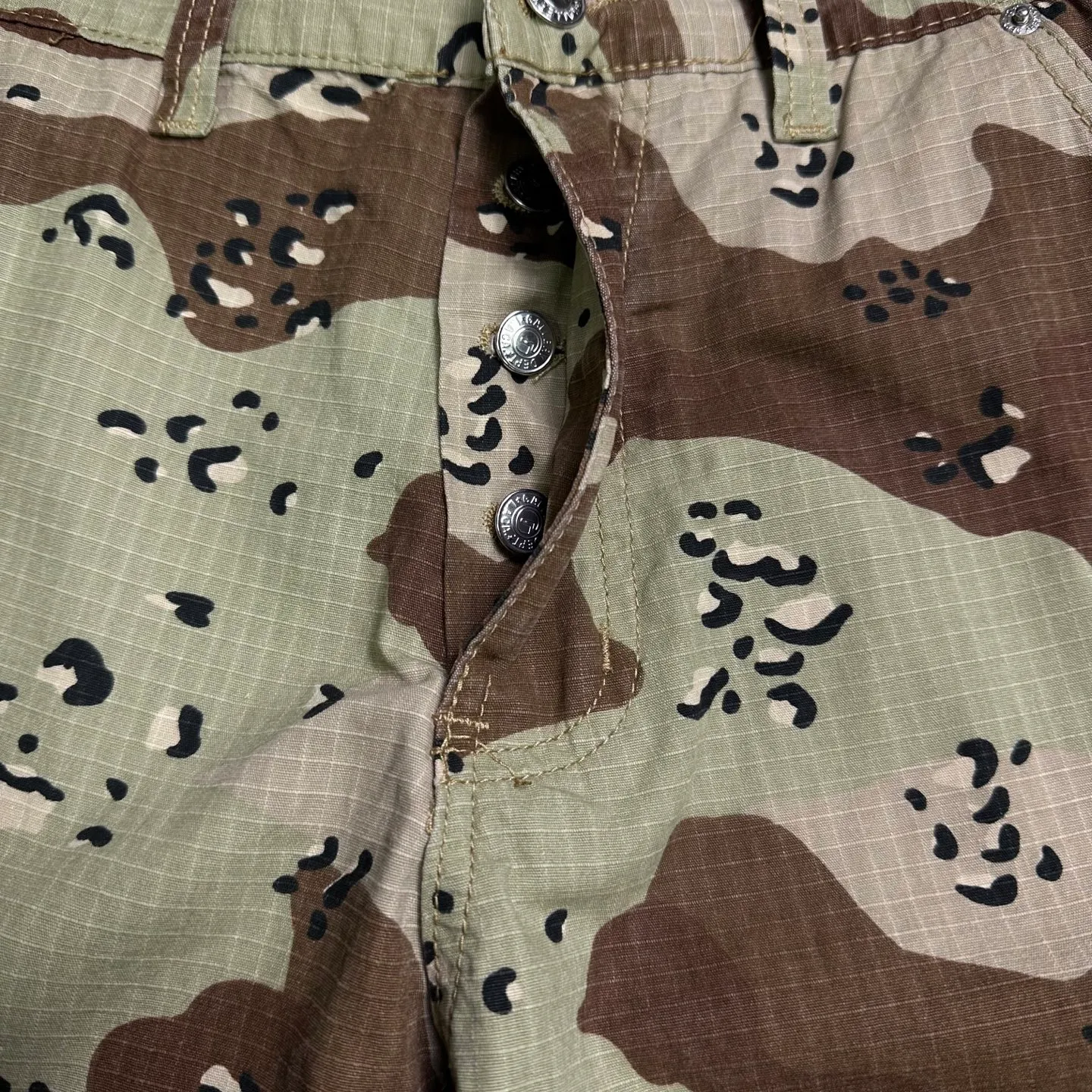 P240 GALLERY DEPT. 2025 new khaki brown camouflage couple style loose bootcut jeans 🔥High version🔥High version🔥Top ceiling quality. Styles with different wash textures, very friendly to people with thin legs and thick legs. The loose bootcut style is very flattering to the leg shape. Moderate length that never goes out of style, easy and casual to match, basic styling for various styles, a must-have in the wardrobe! The fabric is stiff but also makes the upper body soft without losing texture. The washing process is even more perfect. It is a must-have item for everyone! ! ! Washed wheat, hang tag, pants label, complete with three labels Color: khaki Size: 28, 30, 32, 34, 36 (five sizes)